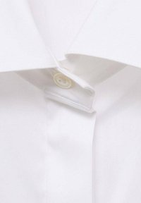 Witte katoenen shirtkraag met een drie-knopenlijst, een gladde textuur en scherpe randen, met een subtiele glans en nette stiksels.