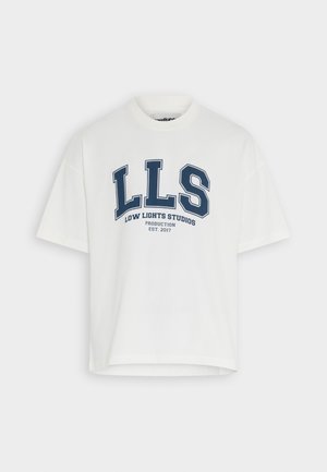 Hvid T-shirt med korte ærmer lavet af bomuld, med marineblåt tryk "LLS" og "LOW LIGHTS STUDIOS". Klassisk rund halsudskæring.