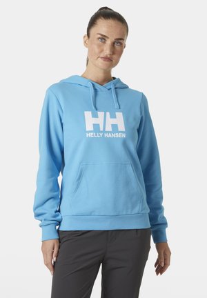 Lichtblauwe hoodie van zachte stof, met een voorzak en een wit logo op de borst. Verstelbare koord in de capuchon.