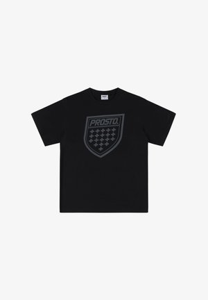 Czarny bawełniany t-shirt z krótkim rękawem, z dużym szarym nadrukiem tarczy z napisem „PROSTO.” oraz wzorem z plusem.