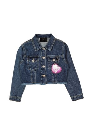Giacca di jeans cropped di colore blu scuro con bottoni argentati, due tasche frontali e una patch a forma di cuore rosa sul lato sinistro. Dettaglio dell'orlo sfrangiato.