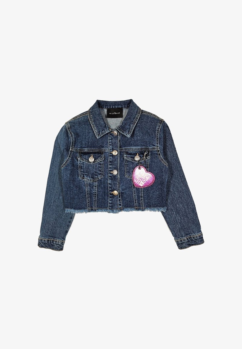 Giacca di jeans cropped di colore blu scuro con bottoni argentati, due tasche frontali e una patch a forma di cuore rosa sul lato sinistro. Dettaglio dell'orlo sfrangiato.