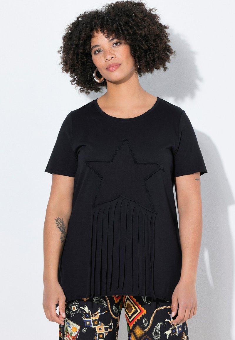 Sort kortærmet t-shirt med et tekstureret stjernedesign og frynsede detaljer forneden. Lavet af blødt, strækbart stof.