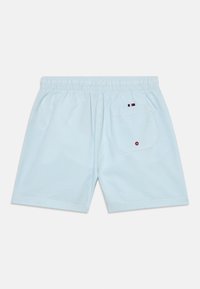 Μπλε και λευκά βαμβακερά σορτς με ρίγες, με ελαστική μέση, μια μοναδική πίσω τσέπη και μια μικρή λεπτομέρεια λογότυπου κοντά στην τσέπη.