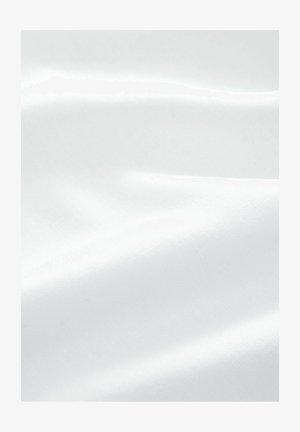 Tessuto bianco con una consistenza liscia e morbida; lucentezza sottile; leggero drappeggio; materiale leggero senza motivi o parti metalliche visibili.