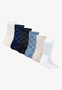 Set di sei calze corte in vari colori: bianco, beige, azzurro chiaro, blu scuro, nero e blu navy. Ognuna presenta il motivo "JORDAN" e "23".