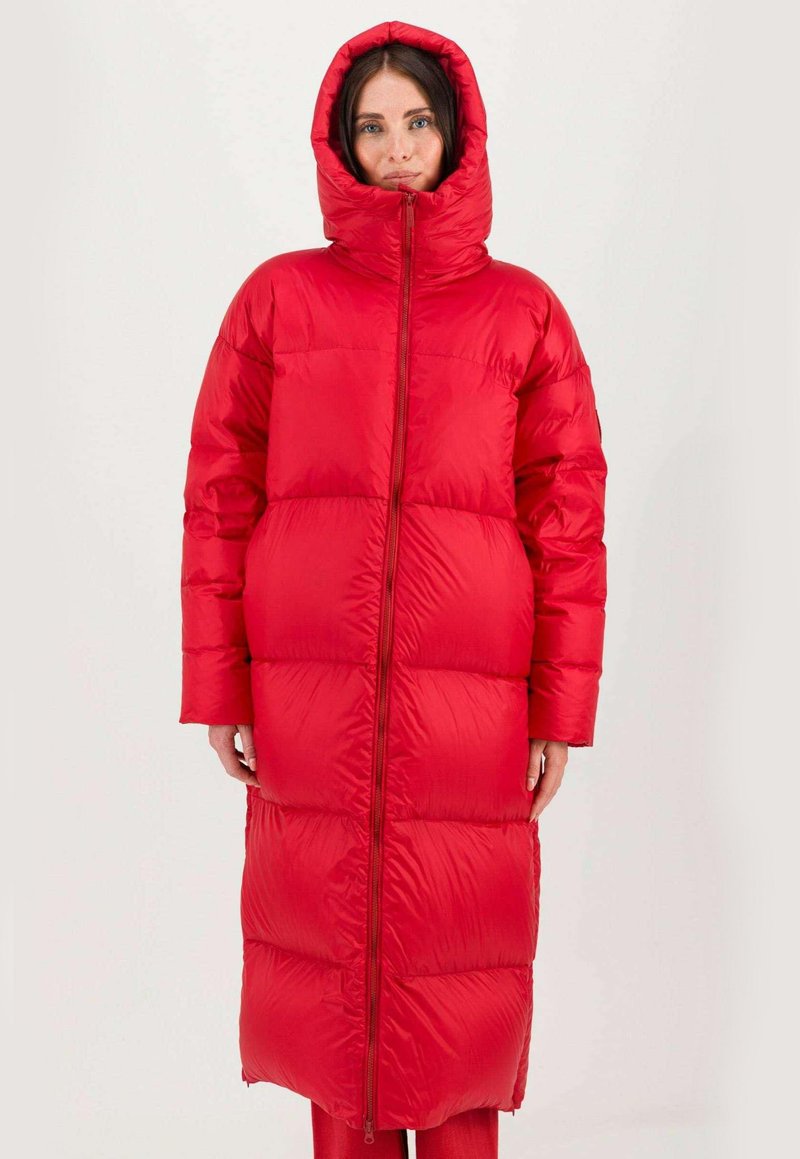 Rode pufferjas met een capuchon, met een lange, oversized pasvorm, gewatteerde segmenten en een ritssluiting aan de voorkant. Gladde, glanzende textuur.
