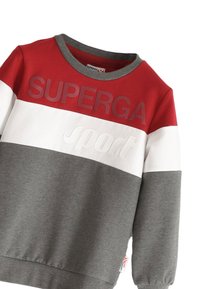 Sudadera roja, blanca y gris con cuello redondo. Presenta "SUPERGA" en letras en relieve y "sport" en un estilo sutilmente grabado. Tejido de mezcla de algodón.