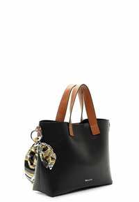 Czarna skórzana torba tote z brązowymi uchwytami, z dekoracyjnym paskiem w paski związanym do srebrnego pierścienia. Prosty design z zamknięciem na suwak.