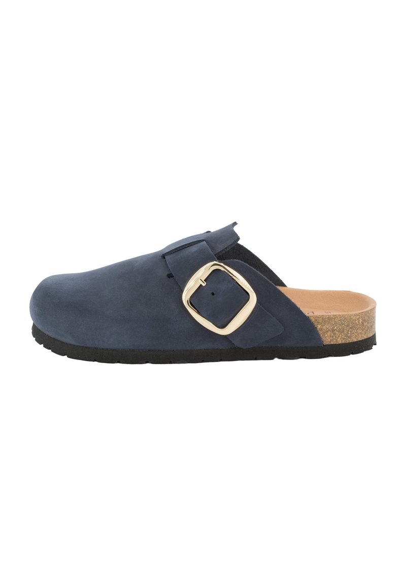 Zoccolo in suede blu navy con un elegante dettaglio in metallo dorato, soletta in sughero e suola in gomma nera. Design elegante con apertura sul retro e punta arrotondata.