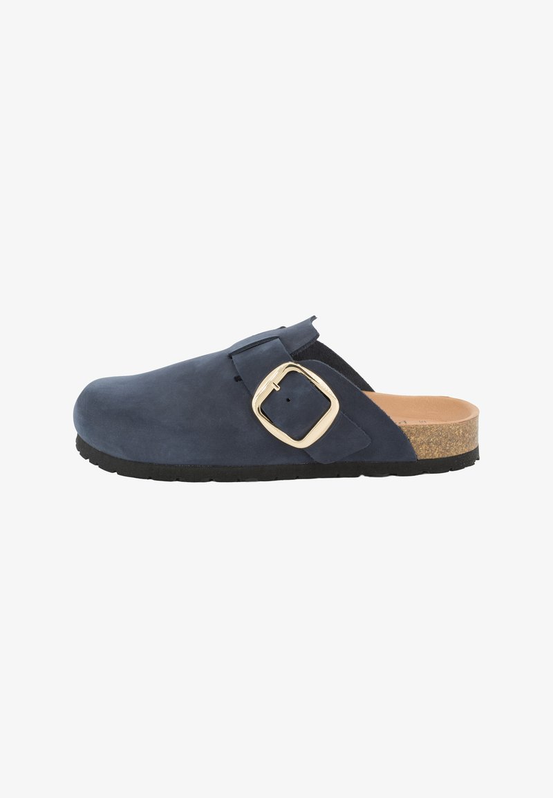 Sabot en daim bleu marine avec une boucle dorée, semelle en liège et semelle en caoutchouc noir. Design élégant avec un dos ouvert et un bout arrondi.