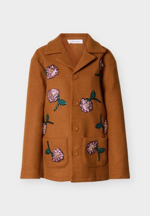 Bruine wollen jas met bloemrijke borduurwerk. Heeft twee voorzakken, een kraag en knoopsluiting. Versieringen in roze en groene kleuren.