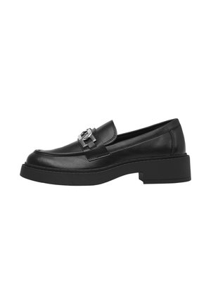 Mocassin en cuir noir avec un bout arrondi, un matériel argenté proéminent et une semelle en caoutchouc épaisse. Présente des accents de couture et un design à enfiler.