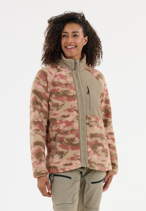 Fleece jack met een roze, beige en bruine camouflagepatroon, hoge kraag en een ritszak op de borst; heeft zijzakken en een zachte textuur.