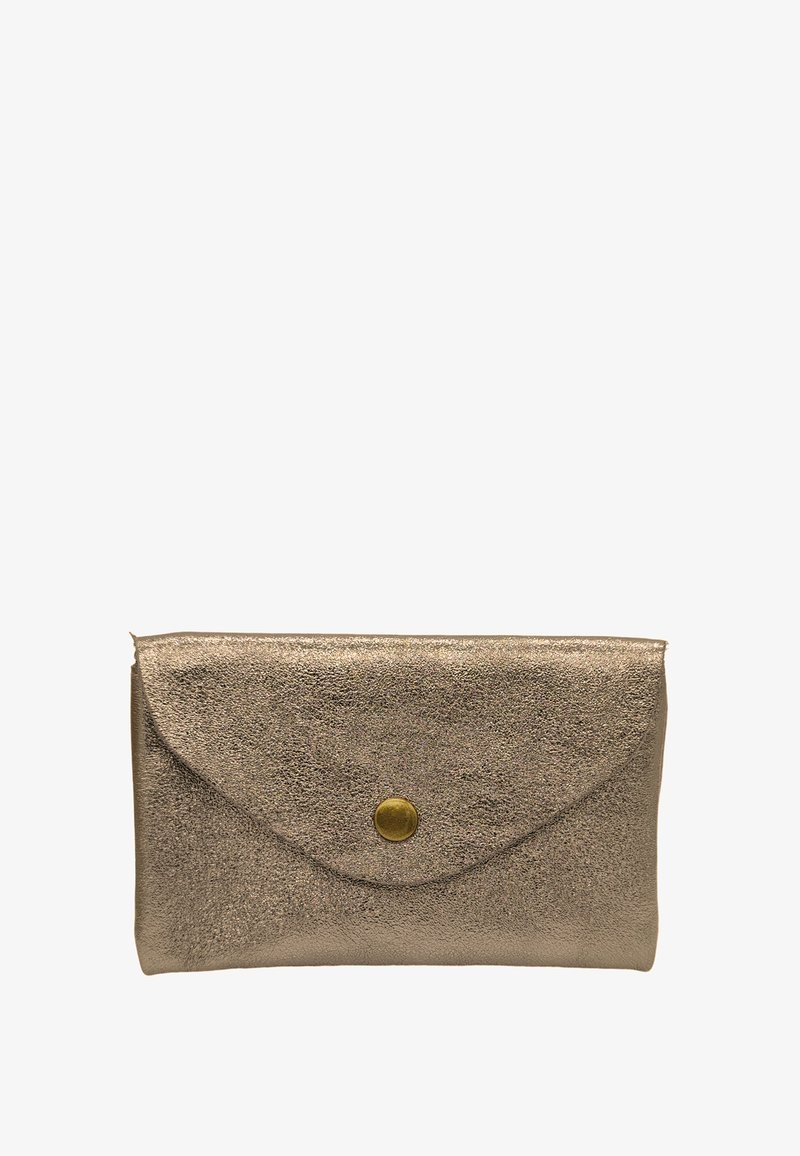 Pochette en métal doré avec une finition texturée, dotée d'une fermeture à rabat et d'un bouton-pression doré. Forme rectangulaire, design compact.