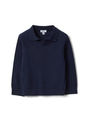 Marineblauer, gerippter Pullover mit langen Ärmeln und einem umgeschlagenen Kragen, entworfen für ein Kind, auf weißem Hintergrund dargestellt.