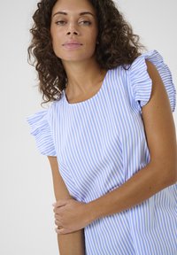 Abito a righe con strisce verticali blu chiaro e bianche. Presenta maniche arricciate e un collo rotondo, realizzato in tessuto liscio.