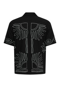 Fekete rövid ujjú ing, fehér absztrakt napkitörés és spirális vonal mintákkal a háton és az ujjakon, nyitott gallérral.