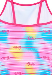 Haut de bain rose coloré avec des rayures horizontales en bleu, jaune et blanc. Texte "Barbie" répété en cursive rose en gras. Matière légère.