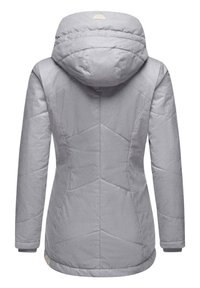 Šedá izolační bunda s kapucí, s prošívaným vzorem, elastickými manžetami a mírně prodlouženým zadn�ím lemem pro lepší ochranu.