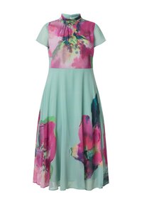Licht turquoise midi-jurk met korte mouwen en hoge hals, voorzien van grote roze en paarse aquarel bloemenprints op lijfje en rok.