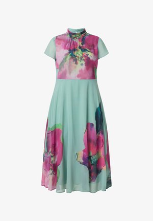 Licht turquoise midi-jurk met korte mouwen en hoge hals, voorzien van grote roze en paarse aquarel bloemenprints op lijfje en rok.