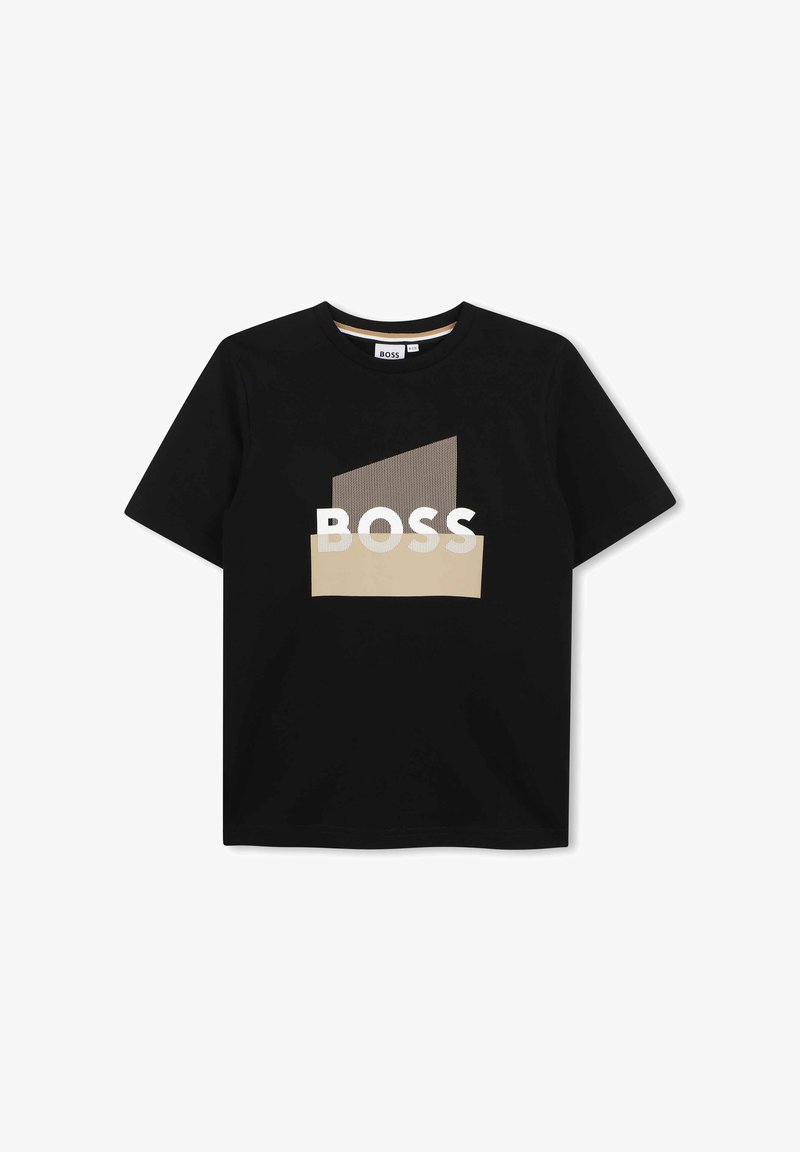 T-shirt noir à manches courtes avec des formes géométriques beige et marron clair et le mot « BOSS » en lettres blanches majuscules sur le devant.