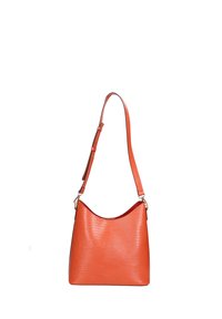 Borsa a spalla in pelle arancione con finitura testurizzata, parte superiore curva, tracolla regolabile e dettagli in hardware dorato.