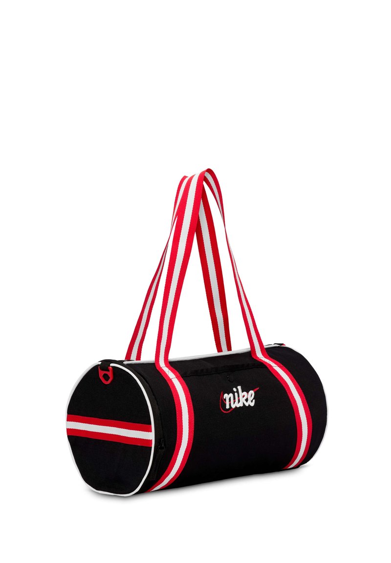 Borsa a cilindro Nike nera con manici e striscia laterale a righe rosse e bianche, piping bianco e logo ricamato sul lato.