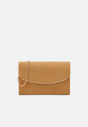 Tan ruskind kuvert clutch med guld kæde rem og slank gulddetalje på frontklappen, mod en hvid baggrund.