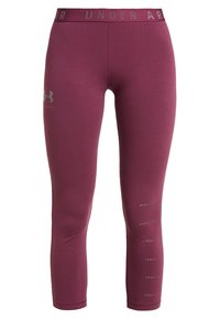 Bordowe legginsy wykonane z elastycznego materiału, z wysokim pasem z nadrukiem "UNDER ARMOUR" oraz subtelnym szarym brandingiem wzdłuż nogawki.