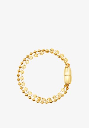 Pulsera de oro con dos hebras entrelazadas, que presenta cuentas redondas y facetadas, cierre oval liso, acabado pulido y superficie reflectante.