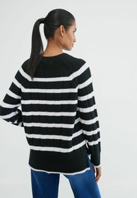 Next CREW NECK  - Pulóver - black and white stripe
