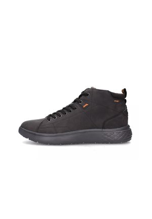 Zapato negro de caña media hecho de material texturizado, con cordones redondos, una tira de agarre y una suela de goma con un diseño estampado.