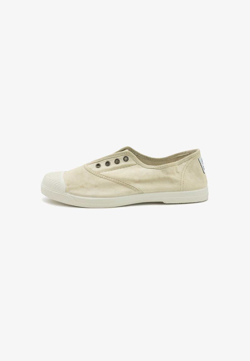 Beige vászon slip-on cipő, gumi orral, öt fűzőlyukkal és texturált, rugalmas talppal. Minimalista dizájn varrási részletekkel.