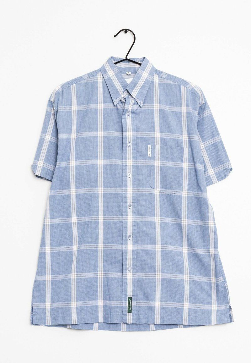 Camicia a maniche corte a scacchi blu e bianca, colletto con bottoni, taschino singolo sul petto, tessuto leggero con finitura texturizzata.