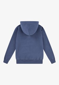 Felpa con cappuccio di colore blu, realizzata in materiale morbido. Presenta un contorno di tasca a marsupio e polsini e orlo a costine. Vista posteriore mostrata.