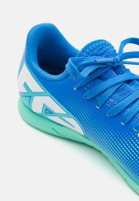 Puma FUTURE 7 PLAY IT JR UNISEX - Botines de fútbol sala - hyperlink blue/mint/white