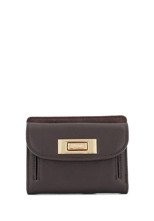 Cartera de cuero marrón oscuro con un broche rectangular dorado en la solapa, mostrada cerrada sobre un fondo blanco.