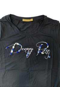 T-shirt nera con scollatura rotonda, caratterizzata da una scritta metallica "Denny Rose" decorata con perline blu e trasparenti di varie forme.