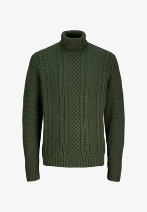 Zielony sweter wykonany na drutach z wysokim ściągaczem, z teksturowanymi wzorami i splotem warkoczowym na całym korpusie i rękawach.