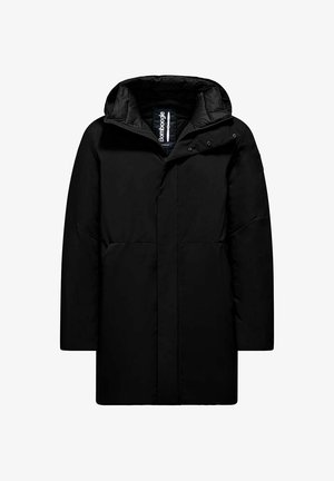 Parka larga negra de invierno con capucha, cierre frontal oculto por una solapa abotonada y etiqueta de la marca Bomboogie visible en el interior del cuello.