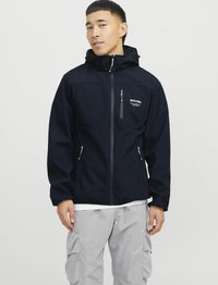 Zwarte hooded jas gemaakt van lichtgewicht materiaal, met een ritssluiting en groene ritsen, voorzien van twee zijzakken en een logo op de borst.