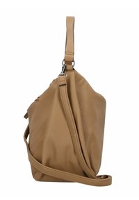 Sac à épaule en cuir tan avec une surface texturée, une forme courbée, une sangle ajustable et des accessoires en métal. Il dispose d'une fermeture zippée sur le dessus.