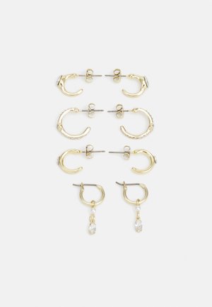 Set di quattro paia di orecchini dorati: due cerchi classici, uno texturizzato e uno con un accento di cristallo a goccia, ciascuno con un retro a perno sicuro.