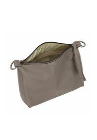 Bolso de mano de cuero gris con cierre de cremallera en la parte superior, superficie texturizada y un bolsillo interior. Presenta una pequeña correa para la muñeca y herrajes en plata.
