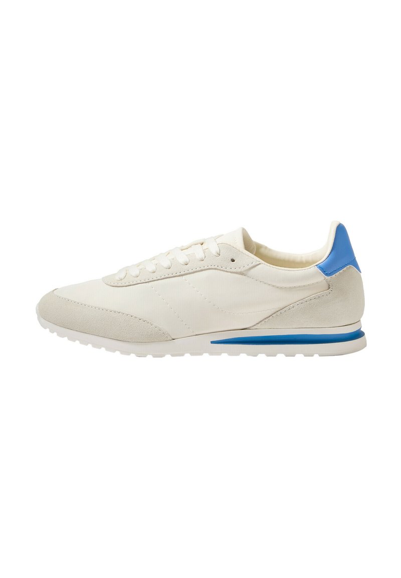 Hellebeige Sneaker mit einem Obermaterial aus Wildleder und Textil. Mit einem blauen Akzent an der Ferse und einem blauen Streifen auf der Sohle, gerillte Gummisohle.