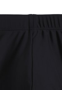 Czarny elastyczny pasek w talii z marszczoną teksturą, wykonany z elastycznego materiału, zaprojektowany z myślą o komforcie i elastyczności dopasowania.