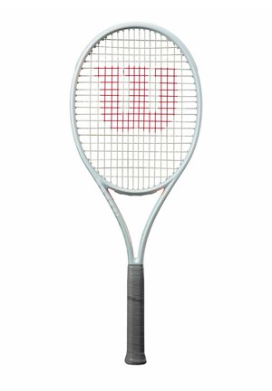 Raqueta de tenis con marco blanco, empuñadura negra y logo rojo "W" en las cuerdas blancas, centrada sobre un fondo blanco.