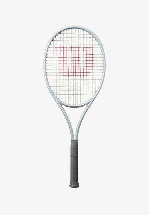 Raqueta de tenis con marco blanco, empuñadura negra y logo rojo "W" en las cuerdas blancas, centrada sobre un fondo blanco.